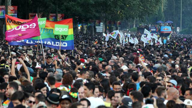 Participantes en la fiesta del Orgullo Gay en Madrid 2016.