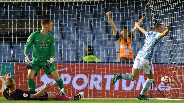 Aspas celebra el gol ante la impotencia de Ter Stegen.