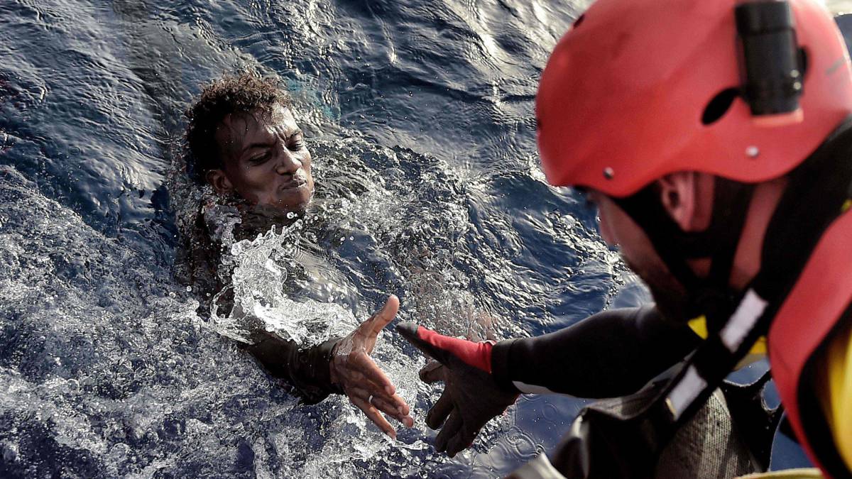 Un migrante es rescatado del mar Mediterráneo.