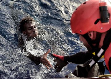 Un migrante es rescatado del mar Mediterr&aacute;neo.