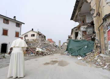 El papa Francisco visitando la "zona cero" del terremoto en Amatrice, Italia.