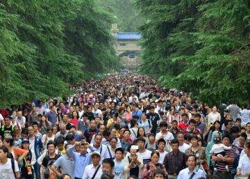 Una multitud de turistas durante la Golden Week en Nanjing (China). 