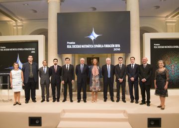 Los galardonados, durante la ceremonia de entrega de los Premios Vicent Caselles de la Real Sociedad Matem&aacute;tica Espa&ntilde;ola y la Fundaci&oacute;n BBVA, que ha estado presidida por la secretaria de Estado de Investigaci&oacute;n, Desarrollo e Innovaci&oacute;n, Carmen Vela, y el presidente de la Fundaci&oacute;n BBVA, Francisco Gonz&aacute;lez, (en el centro de la imagen) en presencia del presidente de la Real Sociedad Matem&aacute;tica Espa&ntilde;ola, Francisco Marcell&aacute;n, y del director de la Fundaci&oacute;n BBVA, Rafael Pardo.