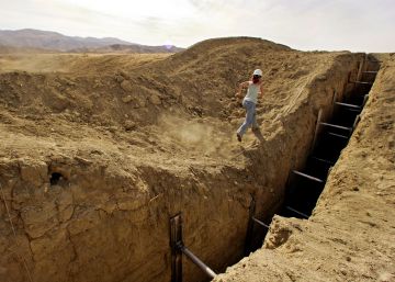 Una investigadora de la Universidad de Arizona recorre parte de la falla de San Andrés, en una imagen de archivo del año 2009.