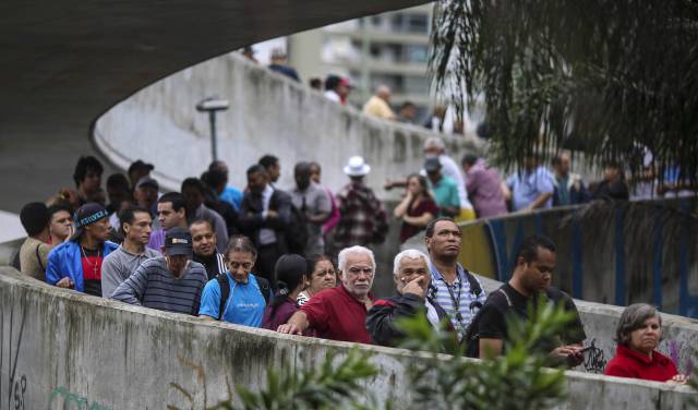 Votantes frente a la favela de Rocinha en R&iacute;o de Janeiro (Brasil). 