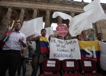 Partidarios del acuerdo de paz en una manifestaci&oacute;n posterior al refer&eacute;ndum. rn rn 