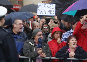 Manifestantes de extrema derecha protestan contra las pol&iacute;ticas de Angela Merkel el pasado 3 de octubre. 