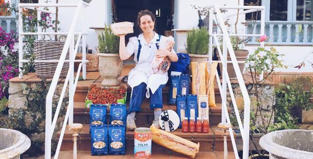 Federica Barbaranelli en la entrada de su negocio.