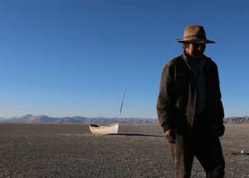 Braulio regresa a su casa ya sin peces, tras visitar su antigua barca. 