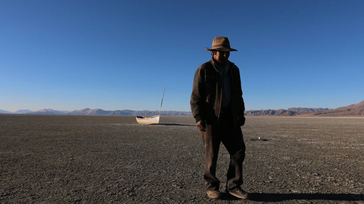Braulio regresa a su casa ya sin peces, tras visitar su antigua barca.