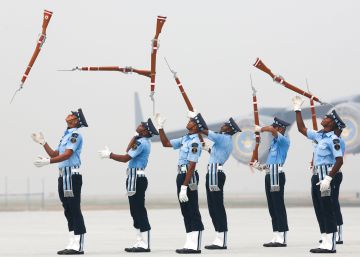 Miembros de las fuerzas a&eacute;reas indias lanzan sus rifles al aire durante una exhibici&oacute;n por el d&iacute;a de las fuerzas a&eacute;reas, en Nueva Delhi (India). 
