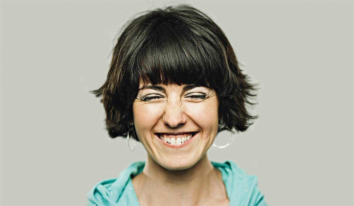 Sus arrugas no son lo que le hace parecer mayor