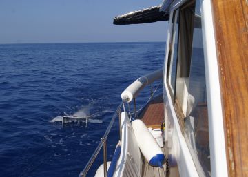 Toma de muestras de en la superficie del Mar Mediterráneo.
