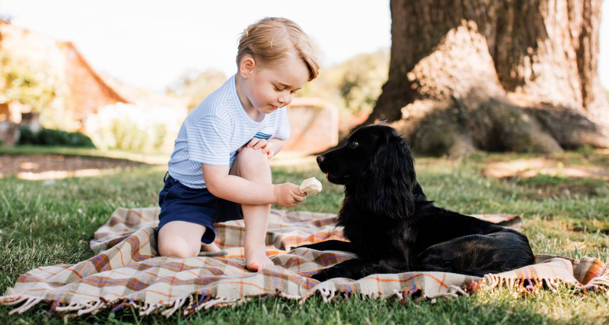 El pr&iacute;ncipe Jorge con su mascota, el pasado julio en Norfolk (Reino Unido). 