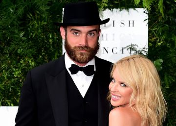 Joshua Sasse y Kylie Minogue, en un evento ben&eacute;fico en Londres el pasado junio.