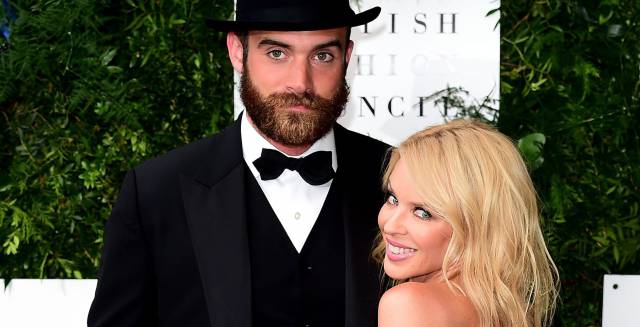 Joshua Sasse y Kylie Minogue, en un evento ben&eacute;fico en Londres el pasado junio.