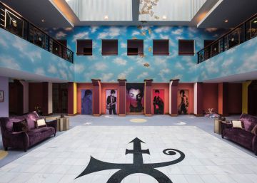 Uno de los salones de Paisley Park, la casa de Prince en Chanhassen (Minnesota).