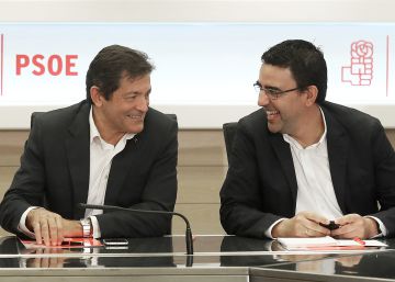 Reuni&oacute;n de la comisi&oacute;n gestora del PSOE, presidida por Javier Fernandez (izquierda).