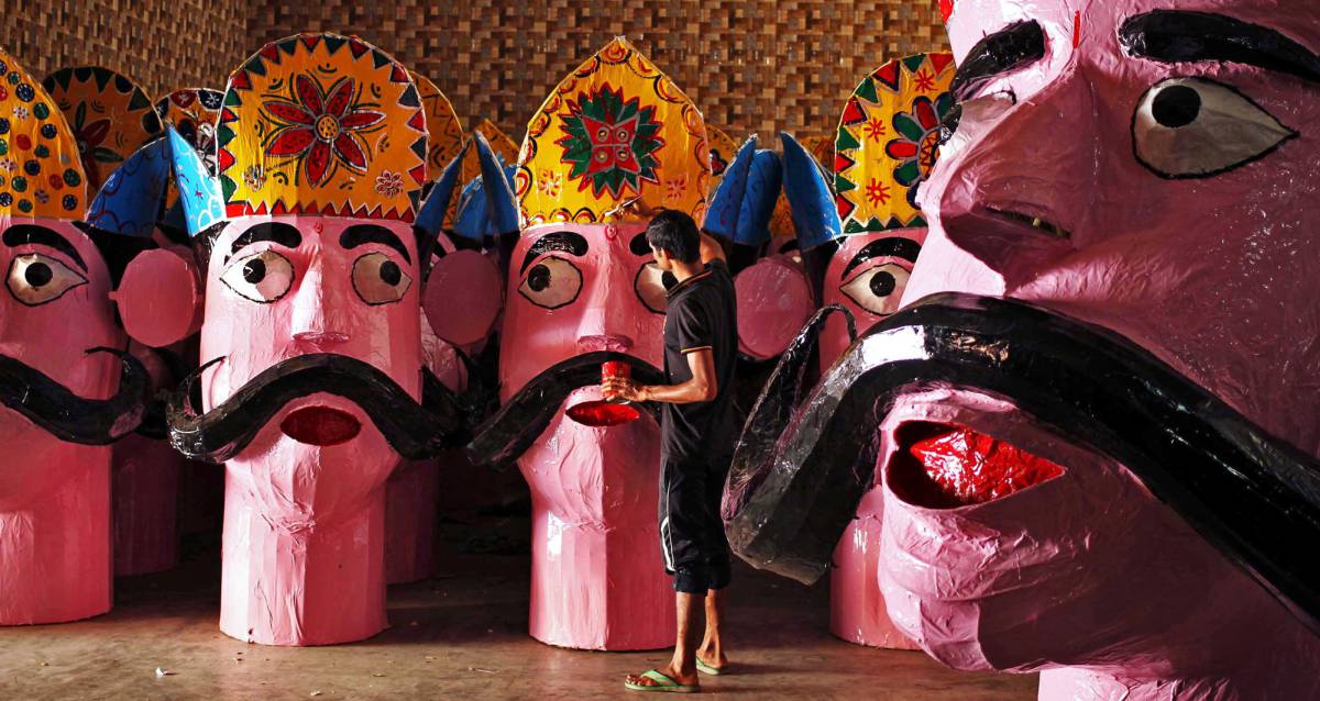 Un artesano aplica los últimos retoques a una efigie del rey demonio Ravana para el próximo festival hindú de Dussehra, en Jammu (India).