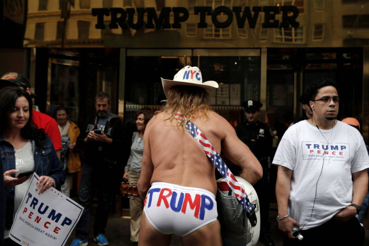 Robert John Burck, conocido como el 'Vaquero Desnudo' toca ante la casa de Donald Trump en Nueva York.