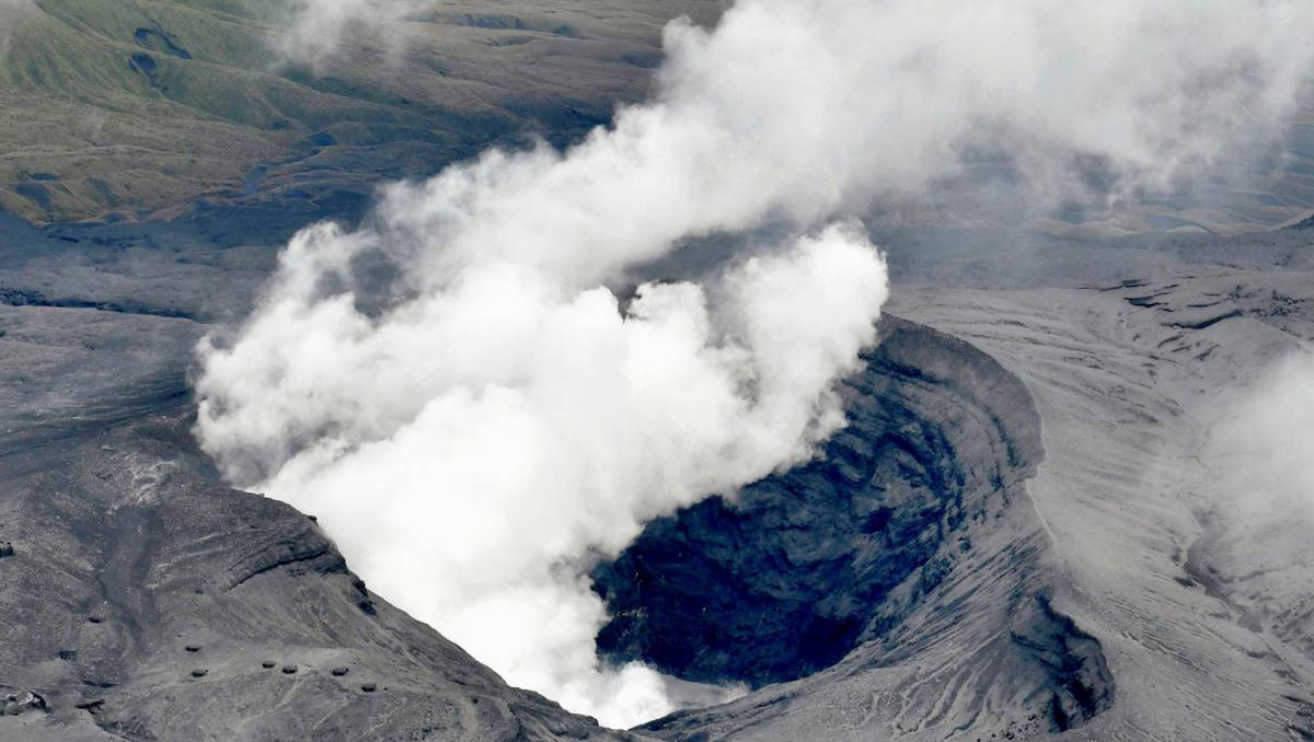 Erupción del volcán Aso (Japón).