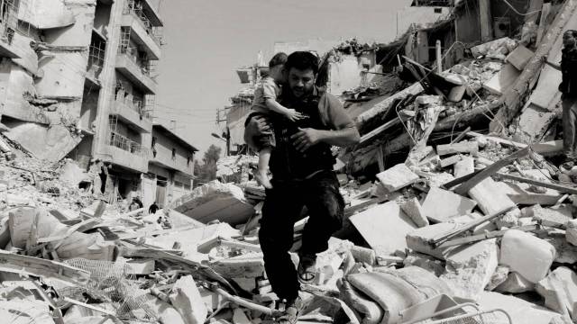 Mohamed Alaa El Jaleel rescata a un niño.