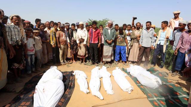 Funeral en Bajil por una familia muerta en el ataque.