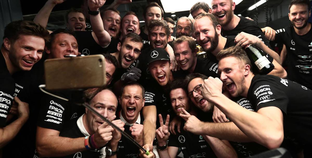 Nico Rosberg rodeado del equipo Mercedes.