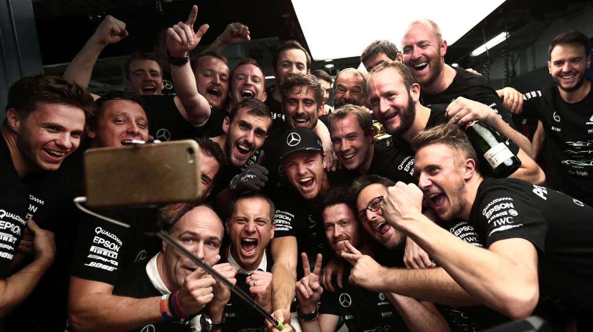 Nico Rosberg rodeado del equipo Mercedes.