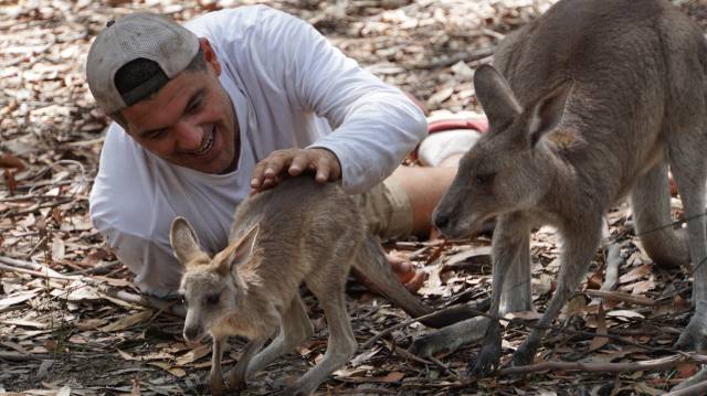 Frank Cuesta con dos canguros.