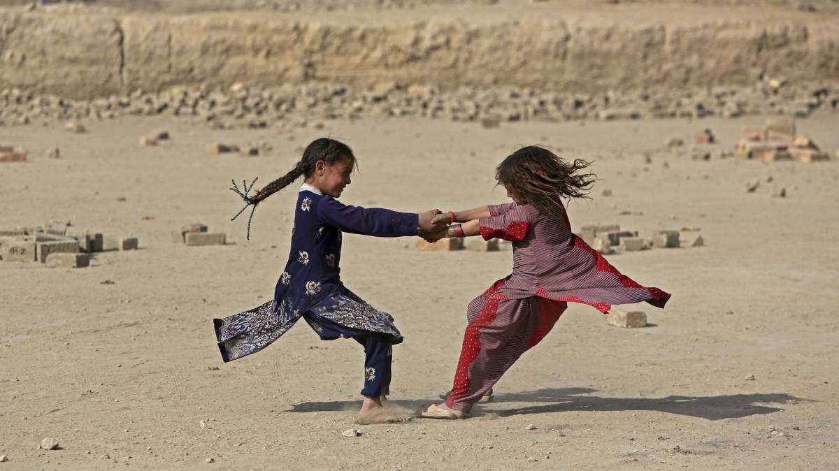 Dos niñas juegan a las afueras de Kabul (Afganistán).