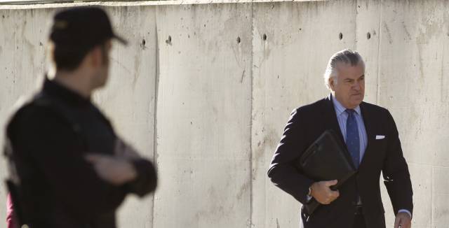 Ex-PP treasurer Luis B&aacute;rcenas arriving in court.