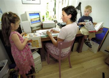 Ni&ntilde;os con su madre trabajando. 