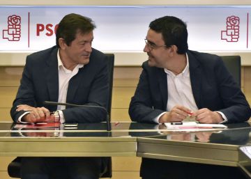 Javier Fern&aacute;ndez, en el centro, preside la gestora del PSOE. 