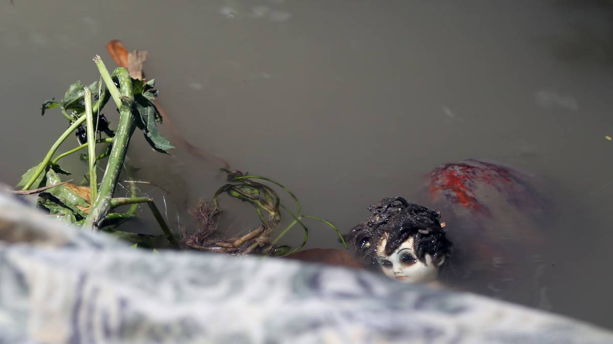 Una muñeca flota en un riachuelo tras el paso del huracán Matthew por Haití.