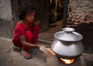 Bithi, de 12 años, prepara la comida para toda su familia en un slum de Dacca, Bangladesh.