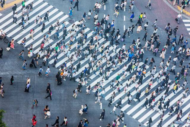 7 hábitos de (mal) peatón que pueden costarte 200 euros