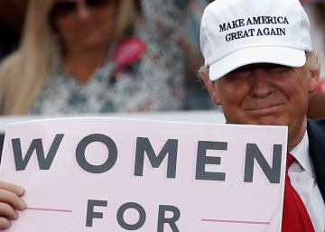 Donald Trump sujeta un cartel en busca del voto de las mujeres en la campa&ntilde;a de Florida. 
