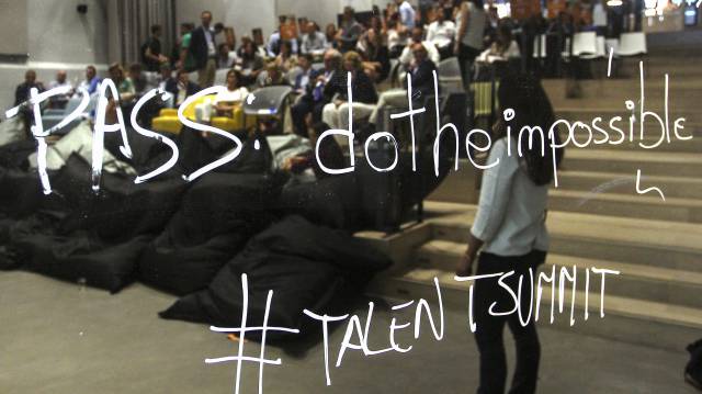 La clave para el wifi escrita en un cristal en un evento en Campus Madrid.