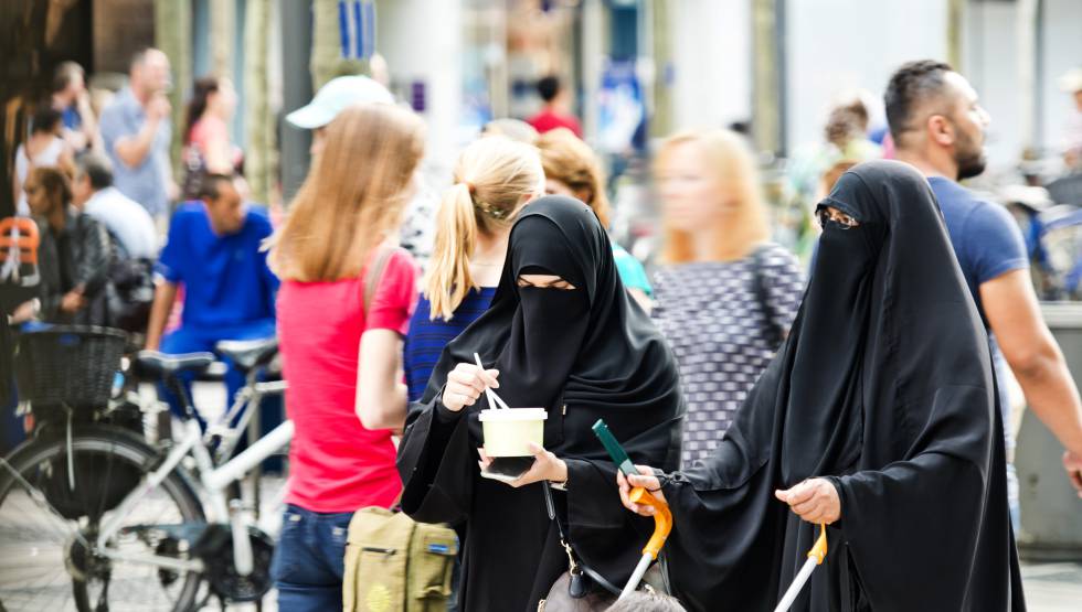 Dos mujeres llevan burka, en Frankfurt (Alemania)rn