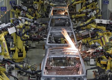 Robots en una f&aacute;brica de coches en el sur de la India. 