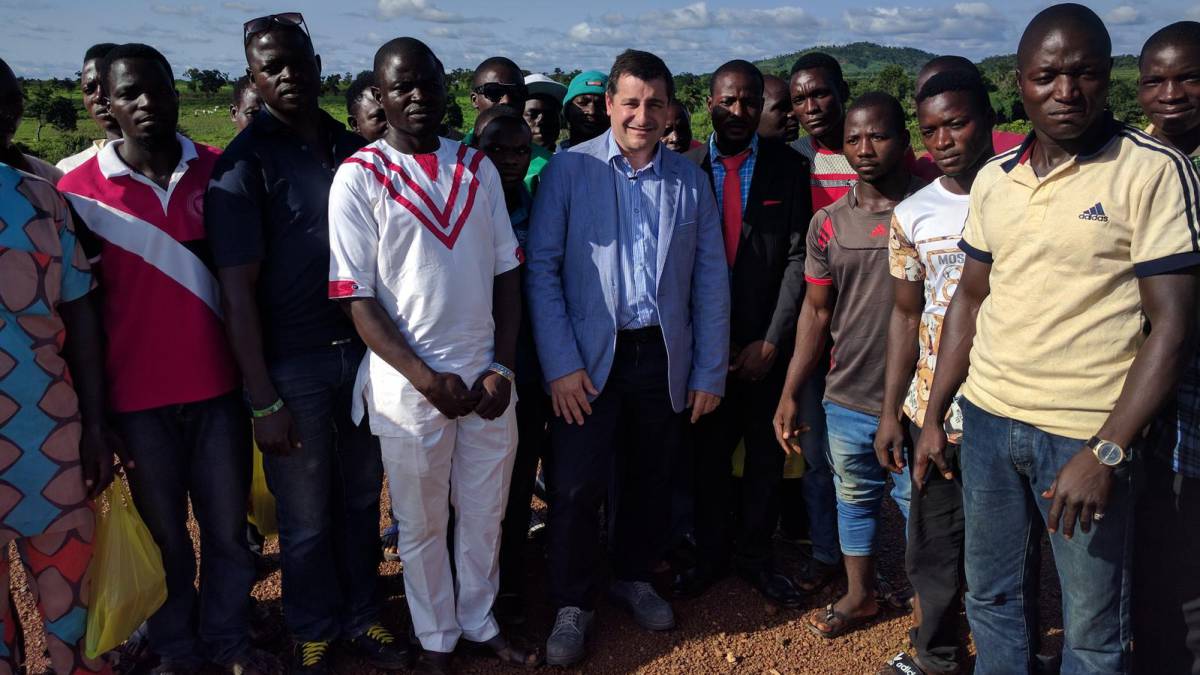 Joan Roca con jóvenes agricultores de Jere que participan en su proyecto Food Africa.