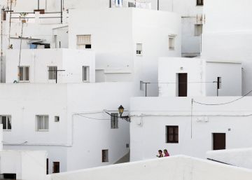 Una pareja pasea por las calles de Vejer de la Frontera. 