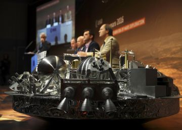 Una imagen de la rueda de prensa de la ESA esta ma&ntilde;ana con una maqueta del m&oacute;dulo 'Schiaparelli' en primer plano