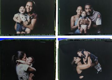 Ni&ntilde;os con microcefalia por zika posan junto a sus madres. 