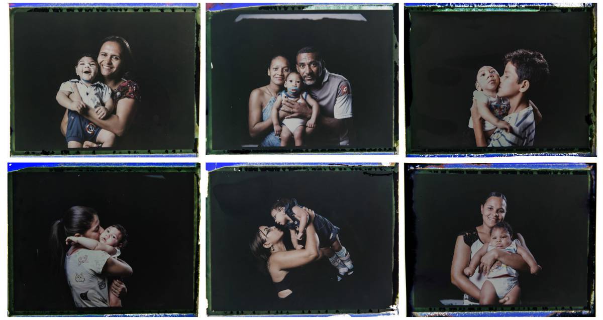 Niños con microcefalia por zika posan junto a sus madres.