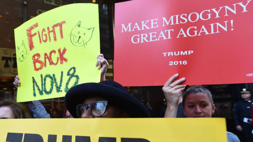 Gente protestando por el trato de Trump a la mujeres. rn