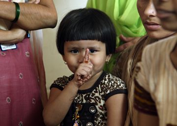 Una ni&ntilde;a peque&ntilde;a en una reuni&oacute;n comunitaria en Mumbai, India. 