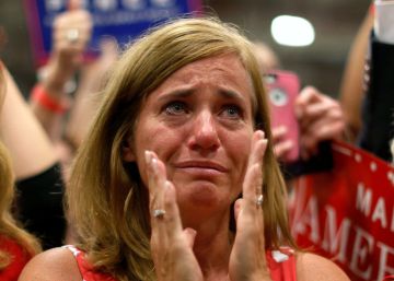 Mujeres al borde de las l&aacute;grimas aclamando a Donald trump.rn rn 