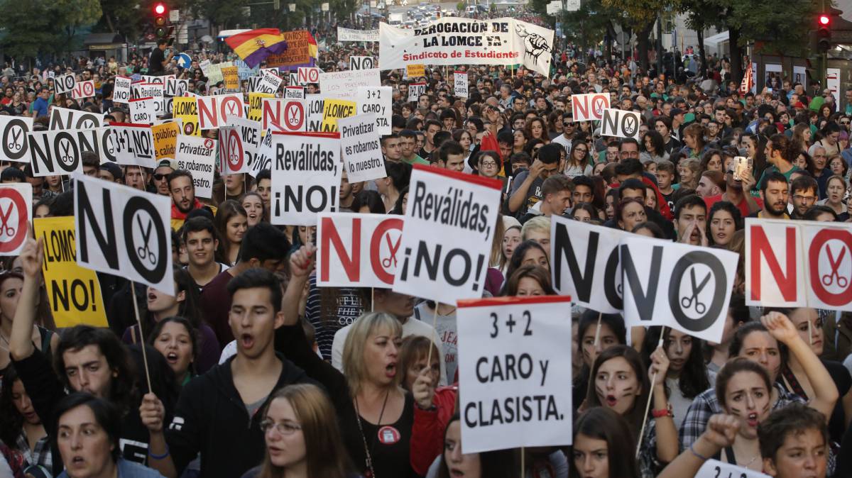 Estudiantes se manifiestan contra las rev&aacute;lidas y la LOMCE, en Madrid. 